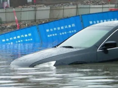 車(chē)窗漏水會(huì)造成水泡車(chē)嗎（汽車(chē)車(chē)窗為什么會(huì)漏水）