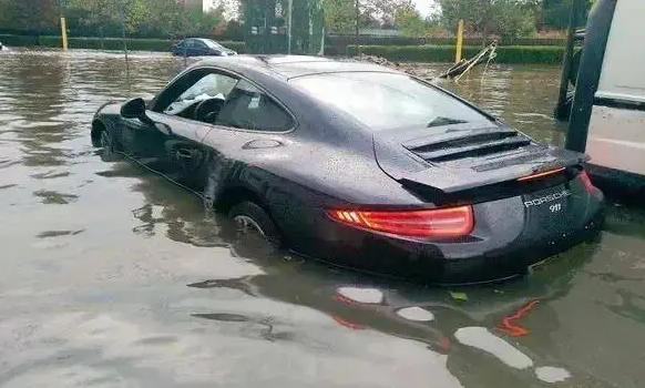 保時(shí)捷泡水車