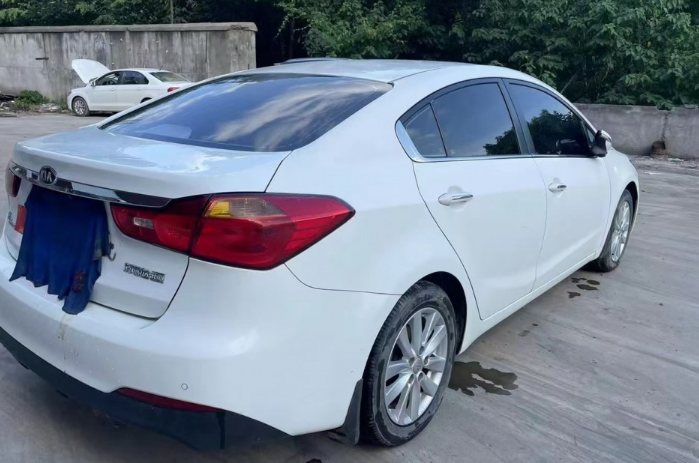 右轉(zhuǎn)車輛和直行車輛誰應(yīng)該先行