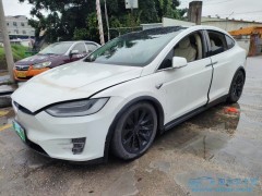 如果開車不小心落入水中，我們應(yīng)該如何正確自救？