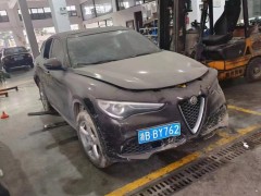 車陷進(jìn)了泥地里，怎么自救？