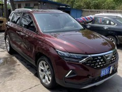 車子看起來左低右高是什么原因？