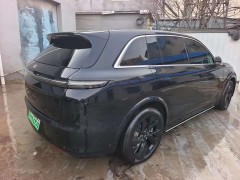 雪天應(yīng)對(duì)策略：車窗結(jié)冰、車輛凍住怎么辦？探索正確的解決辦法