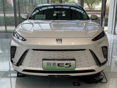 青島別克E5：綠色風(fēng)暴席卷而來，大降價盛宴開啟！
