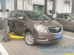 當你不小心和車一起落水，車泡水了應該如何自救？