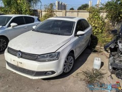 車漆美容秘籍：有效清除油漆點(diǎn)點(diǎn)的全攻略，車漆上的油漆點(diǎn)點(diǎn)怎么清除？