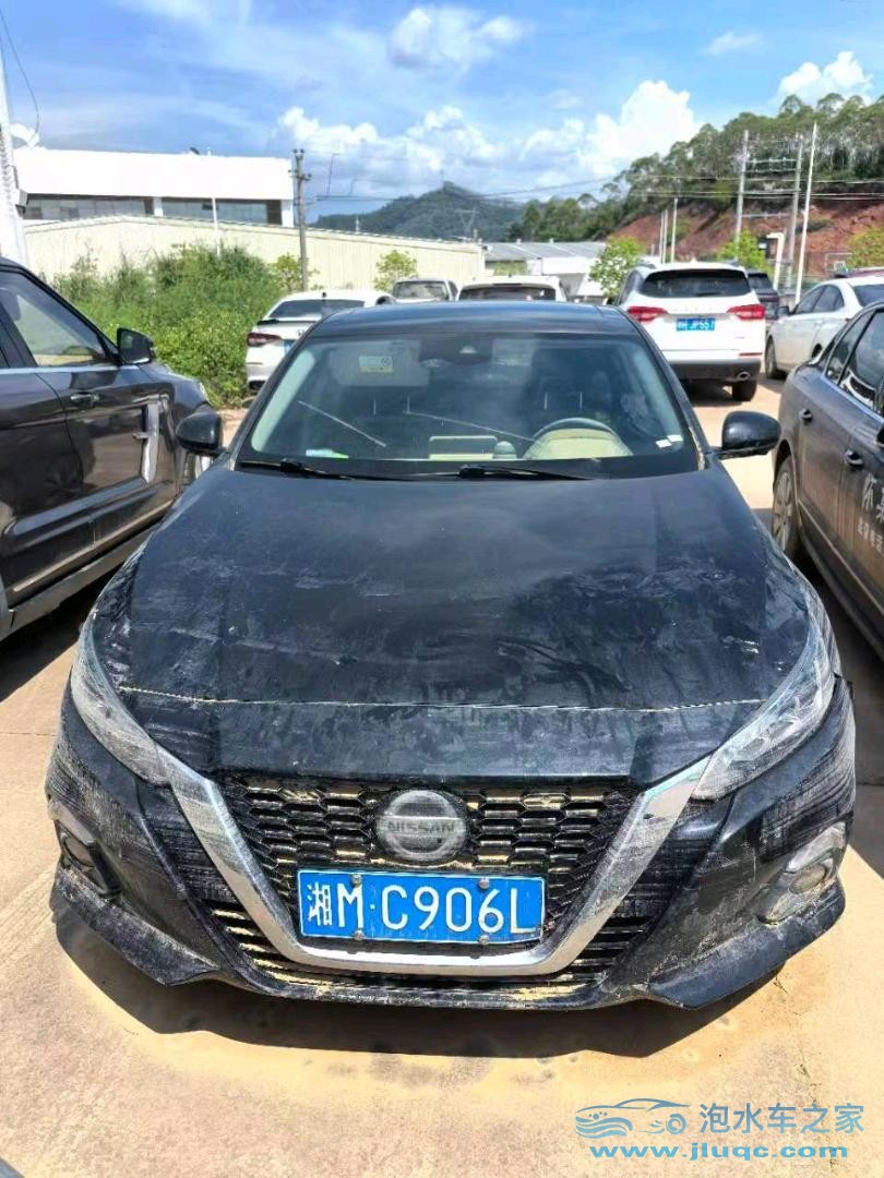 20年日產(chǎn)天籟泡水車(chē)