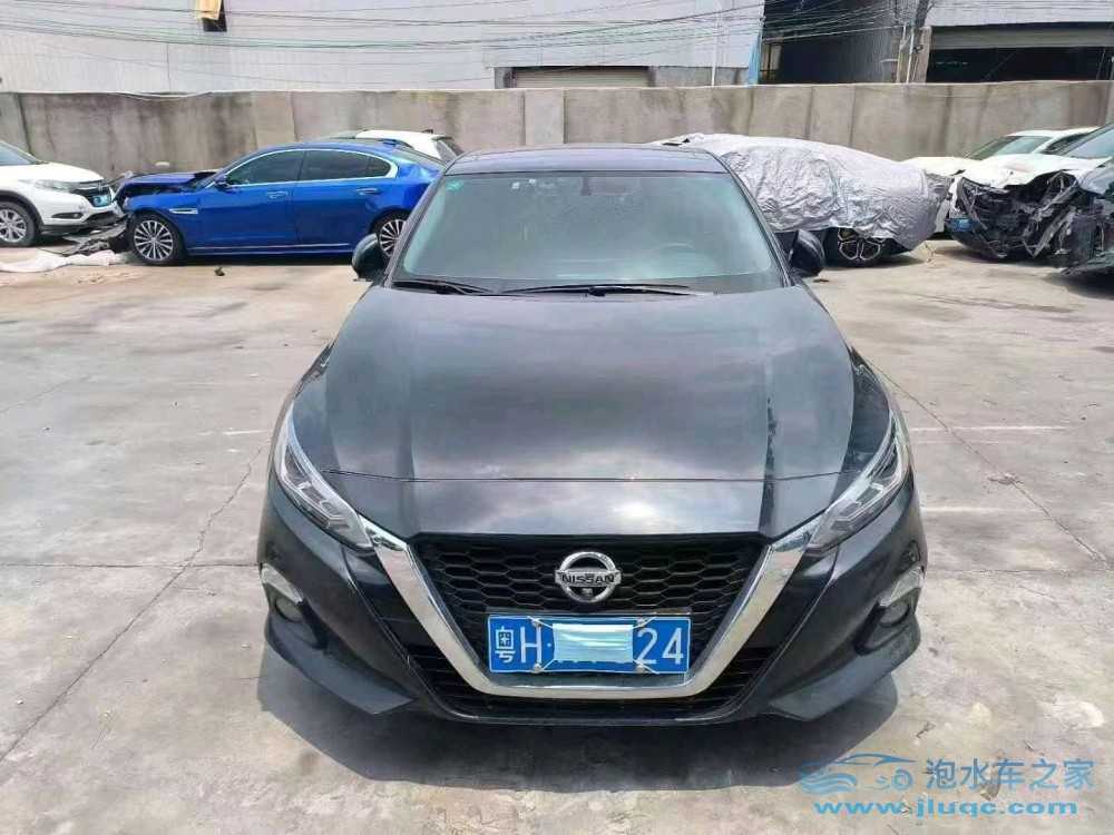 20年日產(chǎn)天籟泡水車