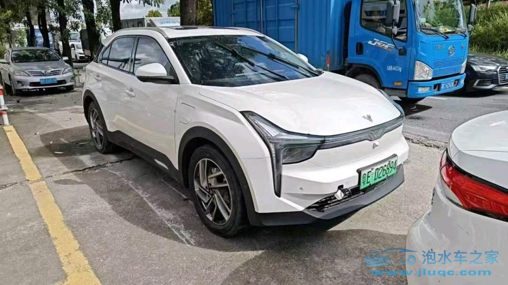 22年哪吒汽車哪吒U泡水車