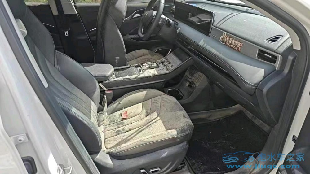 22年哪吒汽車哪吒U