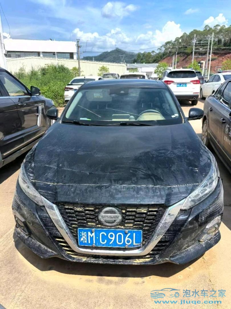20年日產(chǎn)天籟泡水車