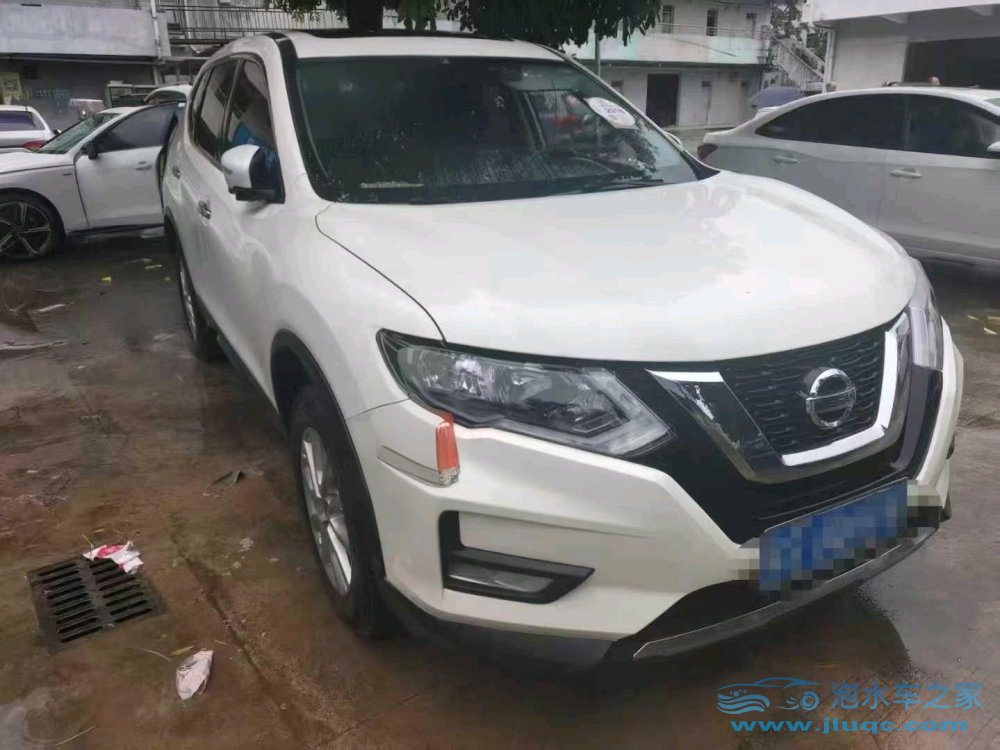 18年日產(chǎn)奇駿泡水車