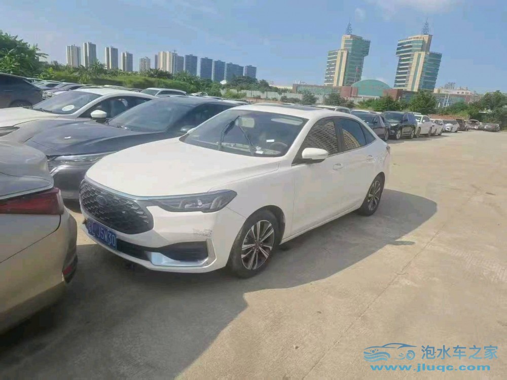 22年福特福睿斯泡水車
