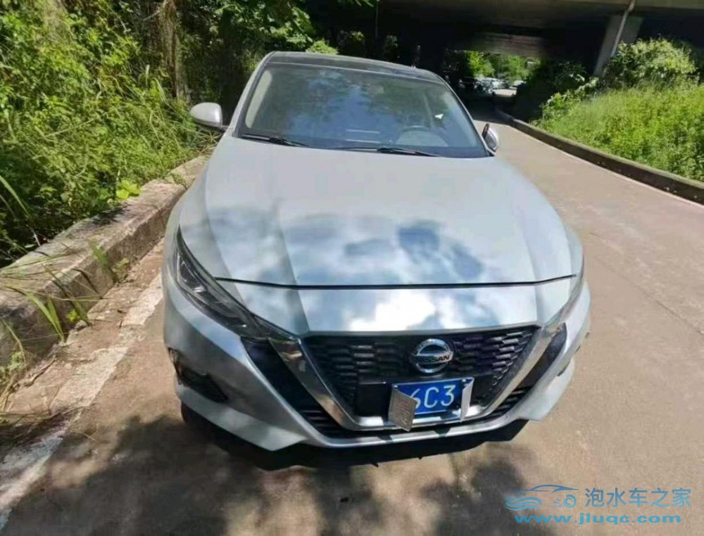 20年日產(chǎn)天籟泡水車