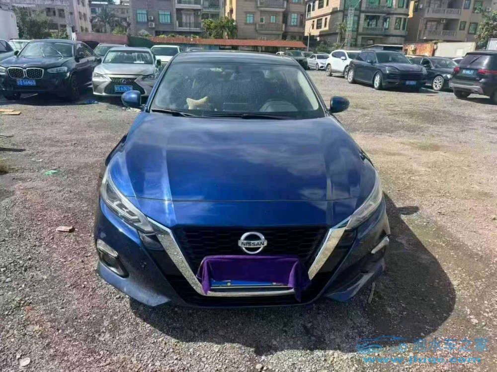 20年日產(chǎn)天籟泡水車
