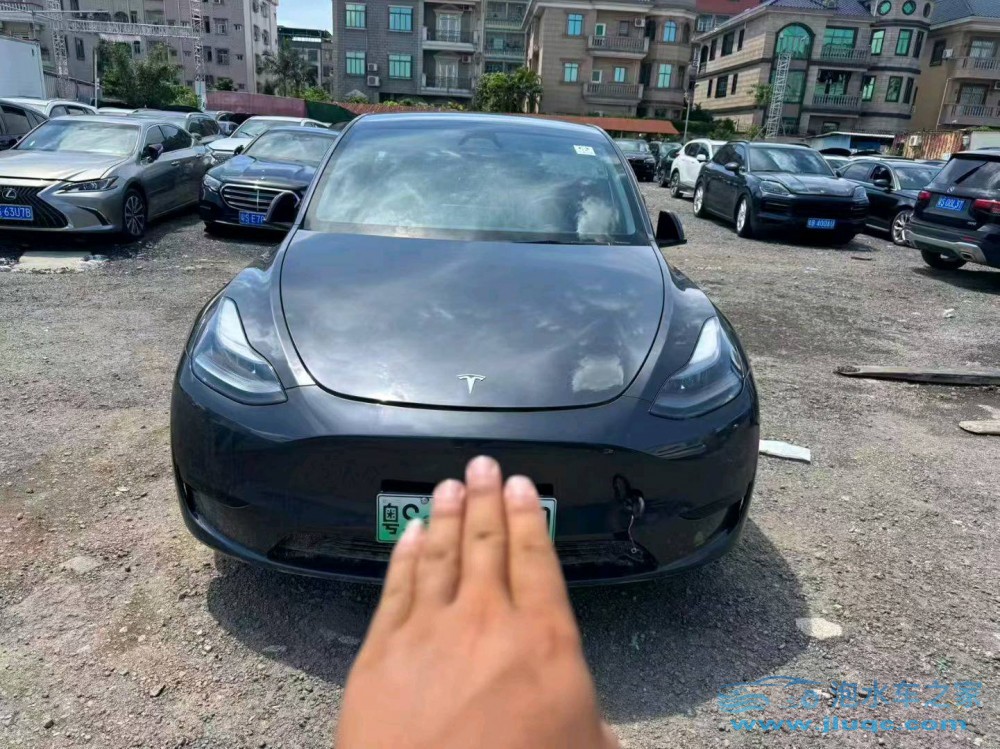 24年特斯拉Model Y泡水車