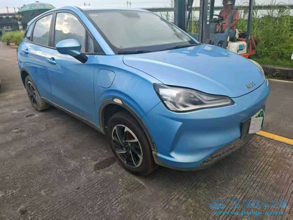 21年哪吒汽車V泡水車