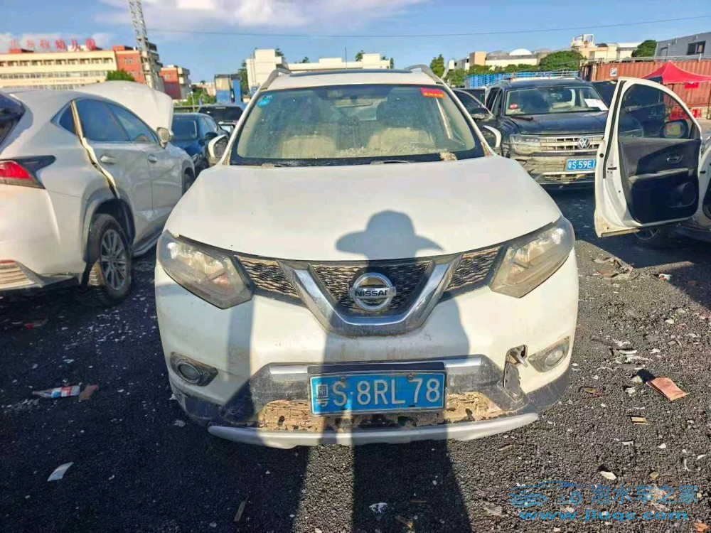 17年日產(chǎn)奇駿泡水車