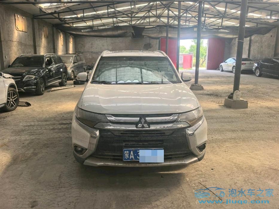 17年三菱歐藍德泡水車