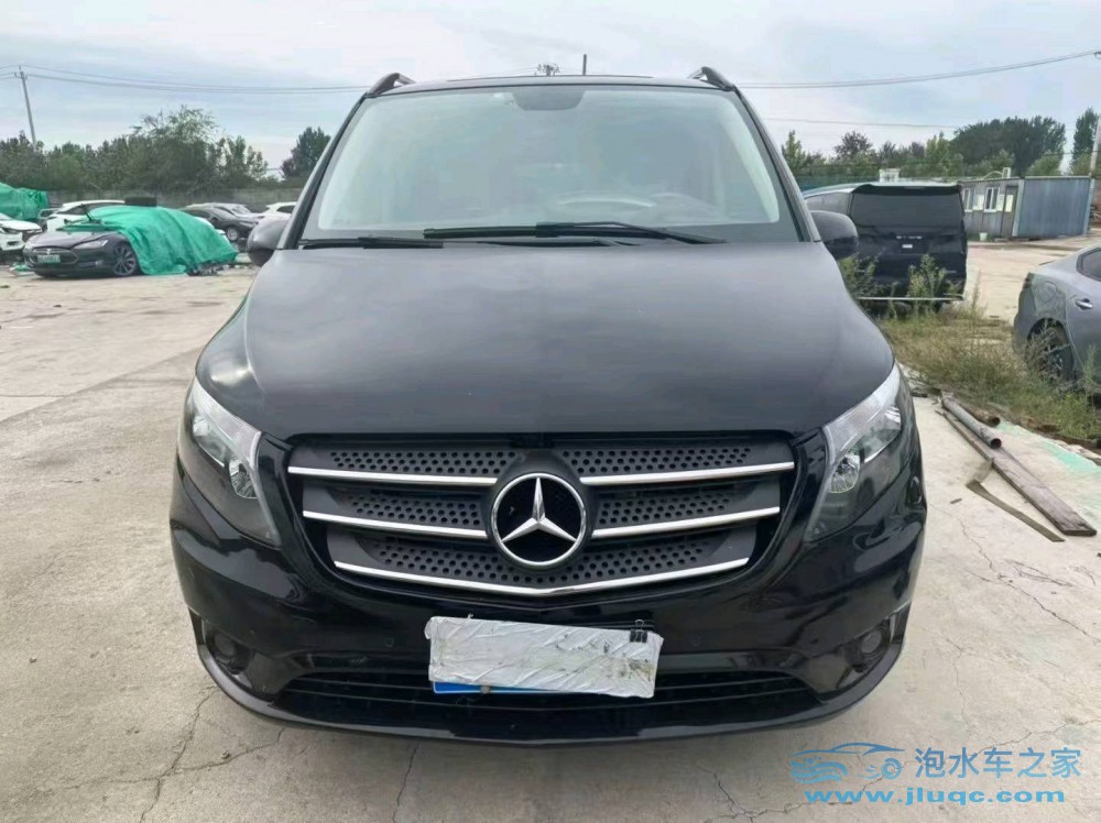 19年奔馳威霆泡水車