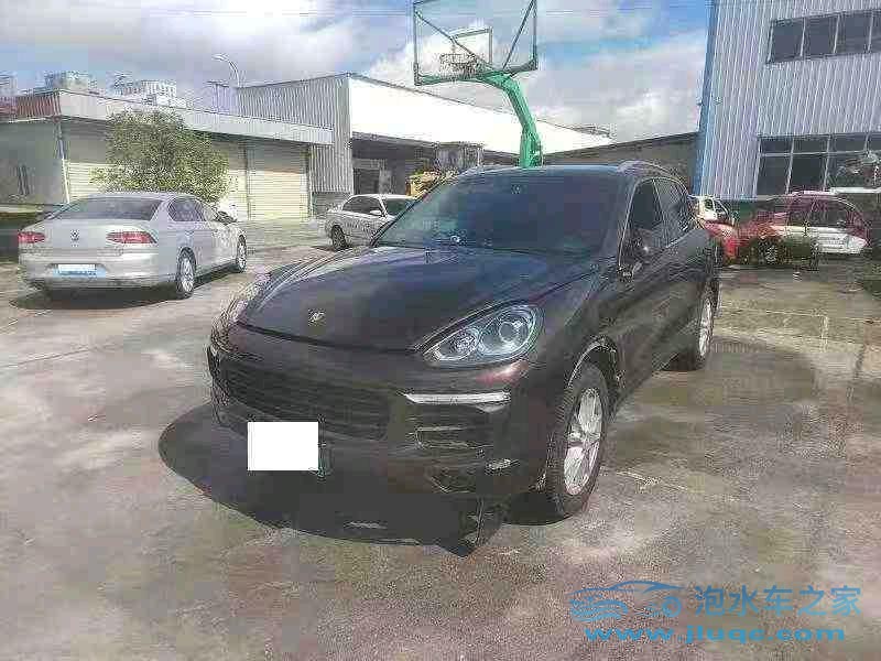17年保時(shí)捷卡宴泡水車