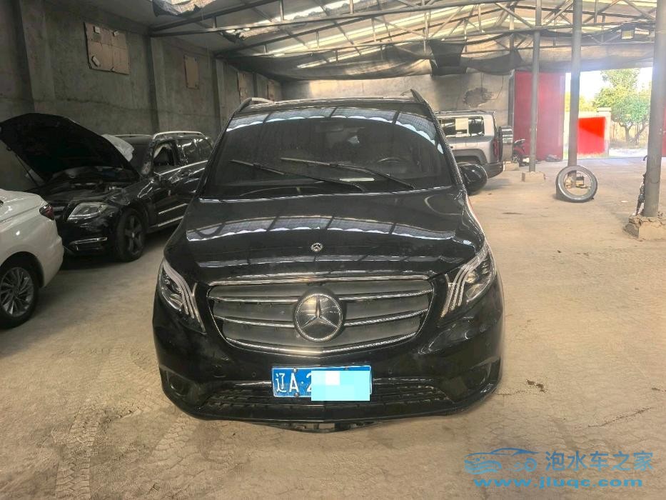 22年奔馳威霆泡水車