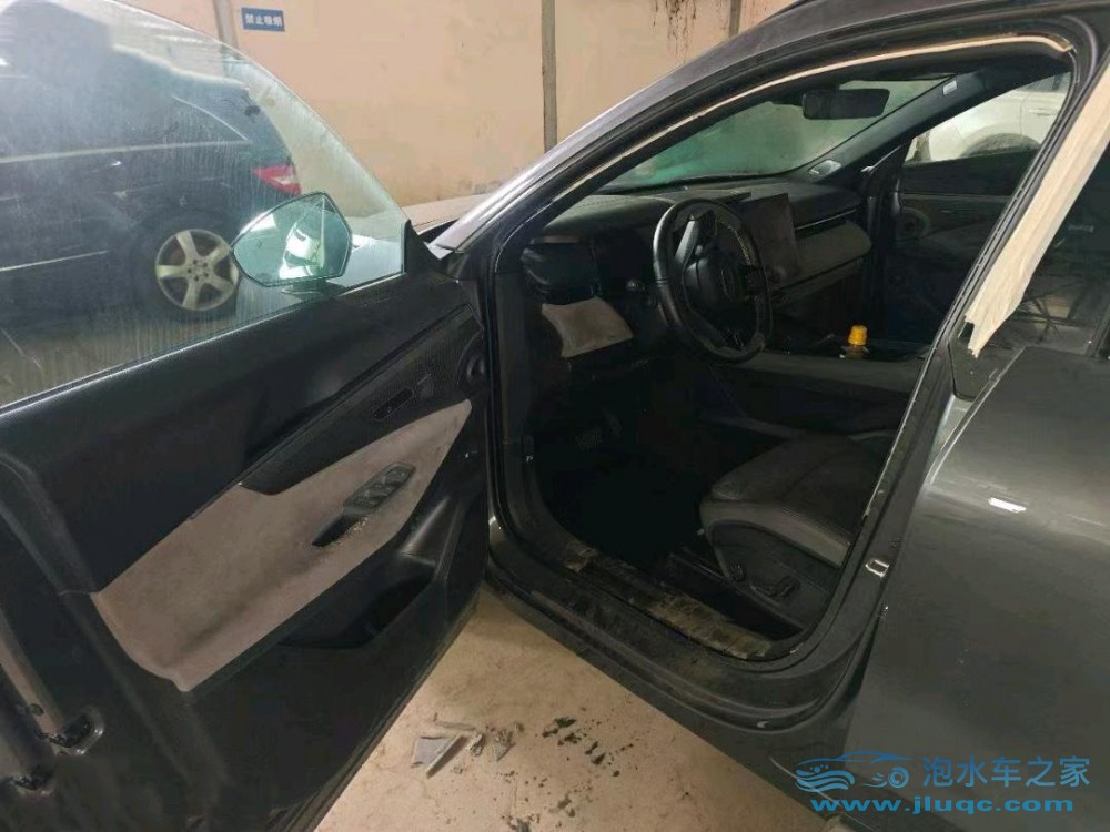 25年領(lǐng)克領(lǐng)克08