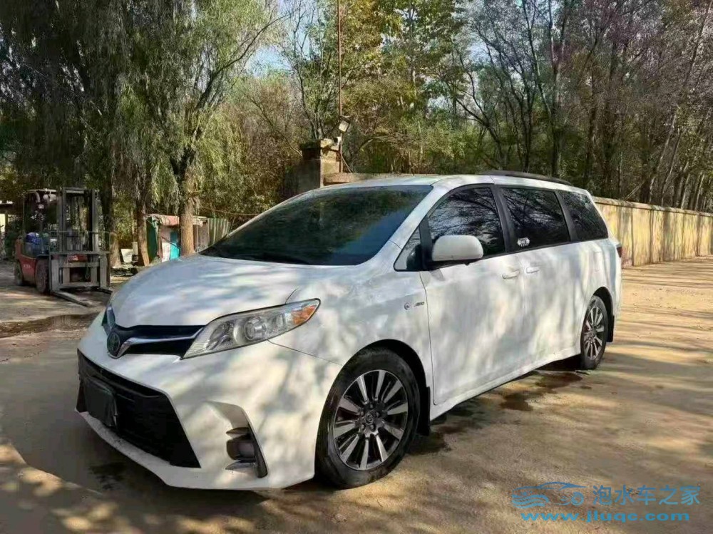 18年豐田塞納泡水車